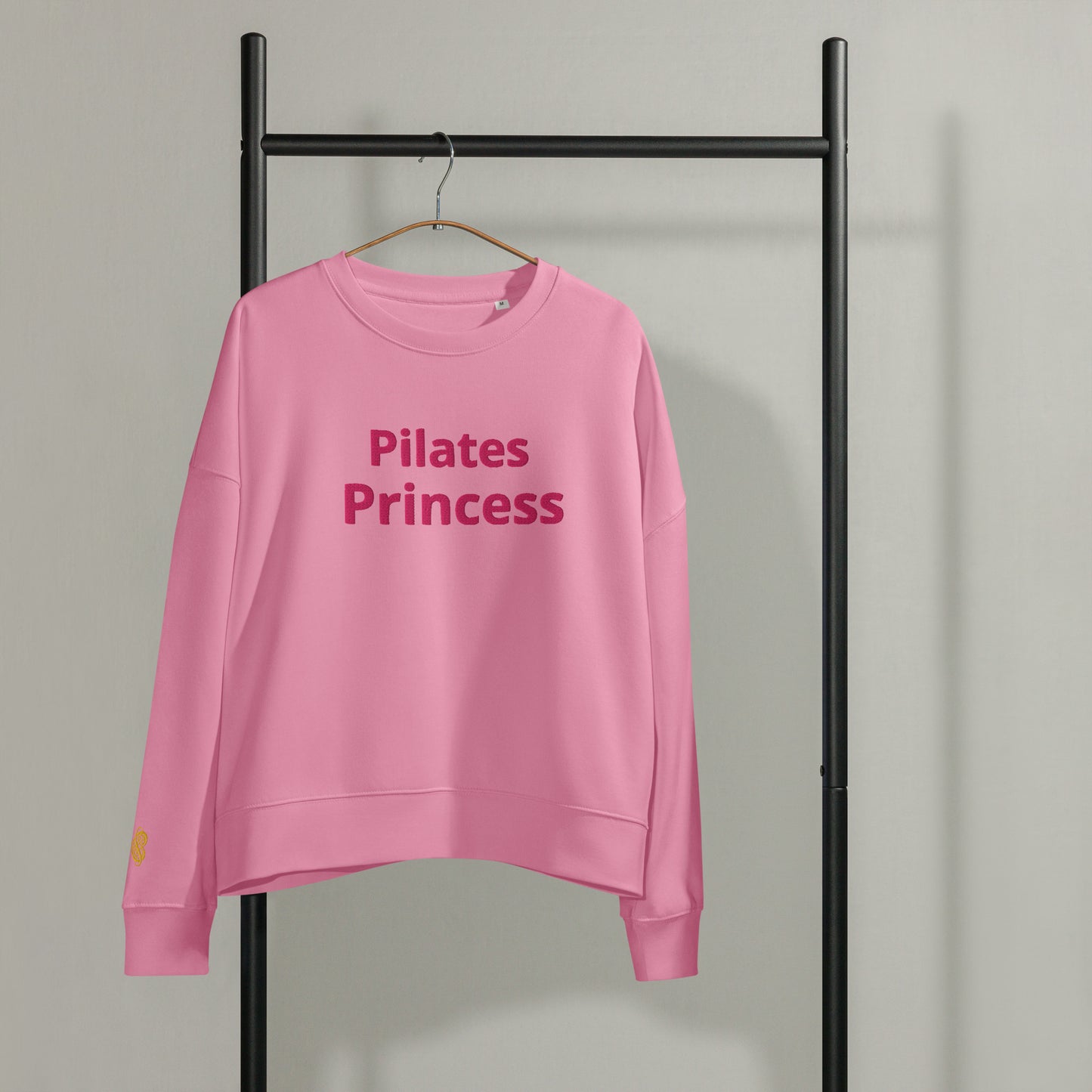 AMMOR PARIS women’s organic crew neck sweatshirt featuring the “Pilates Princess” text on the front, shown on a clean background, designed with a relaxed regular fit, dropped shoulders and a super‑soft brushed fleece interior; crafted from organic cotton and recycled materials to highlight its cozy, sustainable, everyday‑wear design that reflects the modern wellness, athleisure and eco‑friendly aesthetic of AMMOR PARIS, ideal for pilates lovers, loungewear outfits, casual streetwear looks and comfortable pr