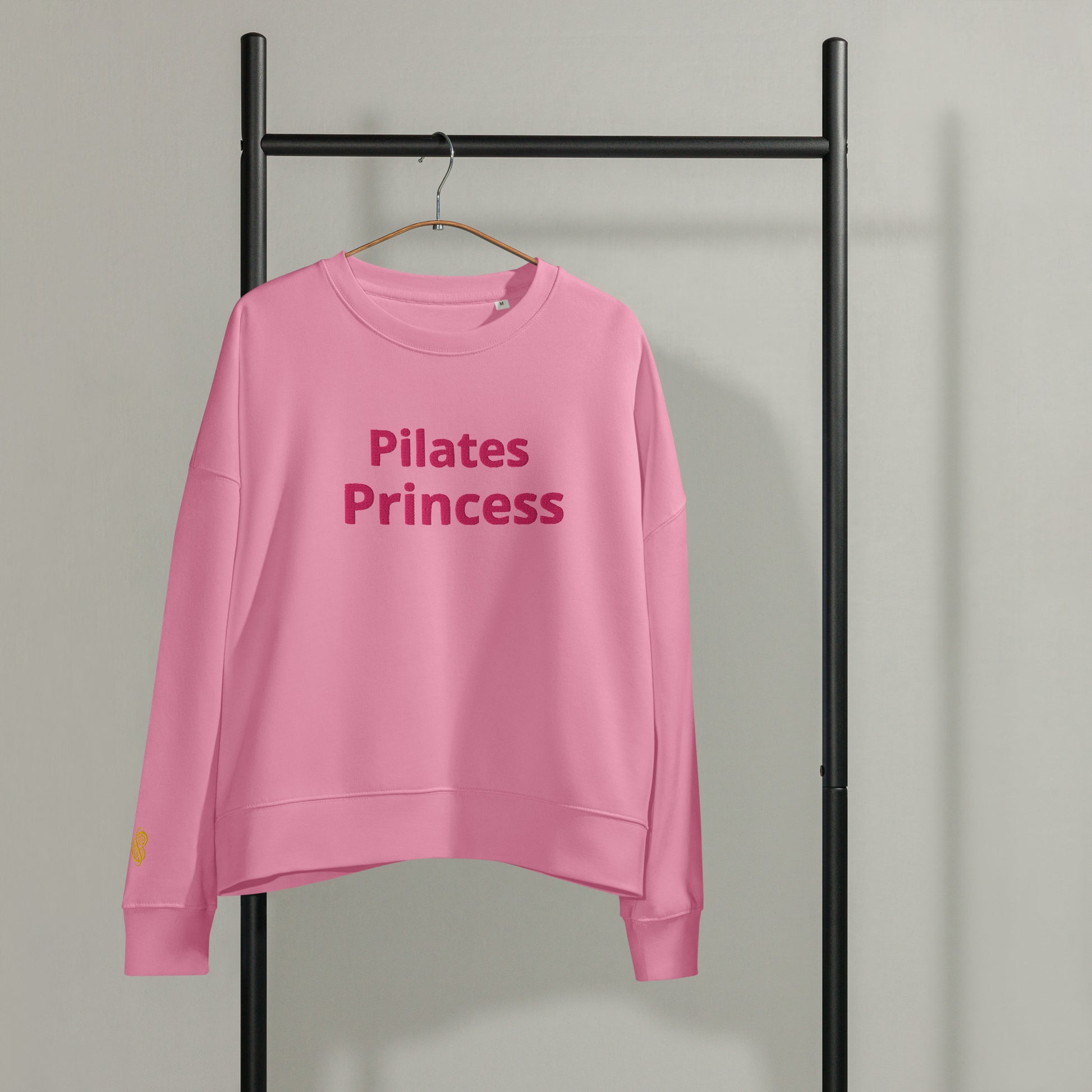 AMMOR PARIS women’s organic crew neck sweatshirt featuring the “Pilates Princess” text on the front, shown on a clean background, designed with a relaxed regular fit, dropped shoulders and a super‑soft brushed fleece interior; crafted from organic cotton and recycled materials to highlight its cozy, sustainable, everyday‑wear design that reflects the modern wellness, athleisure and eco‑friendly aesthetic of AMMOR PARIS, ideal for pilates lovers, loungewear outfits, casual streetwear looks and comfortable pr